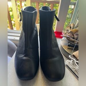 Super cute barley used black mini heel leather boots!